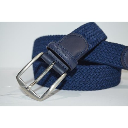 Miguel Bellido: cinturón trenzado elástico azul marino.