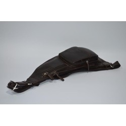 HEXAGONA: Mochila cruzada de piel .