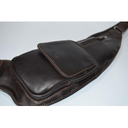 HEXAGONA: Mochila cruzada de piel .