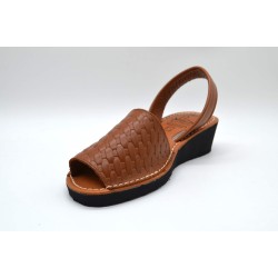 ORTUÑO: IBICENCA DE PIEL GRABADA CON CUÑA Y PLANTA DE PIEL ACOLCHADA CUERO