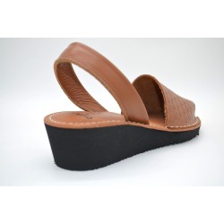 ORTUÑO: IBICENCA DE PIEL GRABADA CON CUÑA Y PLANTA DE PIEL ACOLCHADA CUERO