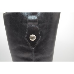 LAURA L'OR: BOTA DE CAÑA ALTA HORMA DE PUNTA TACÓN GRUESO EN PIEL VACUNO 1ª CALIDAD NEGRA