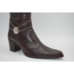 LAURA L'OR: BOTA DE CAÑA ALTA HORMA DE PUNTA TACÓN GRUESO EN PIEL VACUNO 1ª CALIDAD MARRON