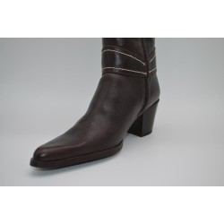 LAURA L'OR: BOTA DE CAÑA ALTA HORMA DE PUNTA TACÓN GRUESO EN PIEL VACUNO 1ª CALIDAD MARRON