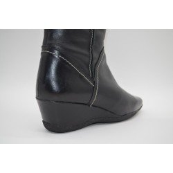 LAURA L'OR: BOTA DE CAÑA ALTA CON CUÑA Y CAÑA AJUSTABLE EN PIEL VACUNO 1ª CALIDAD NEGRA