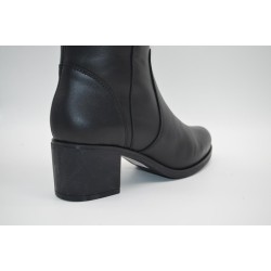 LAWREN: BOTA DE MEDIA CAÑA DE TACÓN GRUESO CÓMODO 4 CM. 103506-NEGRA