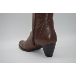 LACAL: BOTA DE CAÑA ALTA CON TACÓN MEDIO EN PIEL VACUNO 114076-MARRÓN