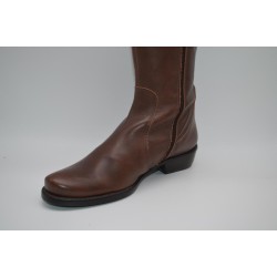 LACAL: BOTA MOSQUETERA PLANA EN PIEL VACUNO 114026-MARRÓN
