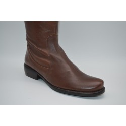 LACAL: BOTA MOSQUETERA PLANA EN PIEL VACUNO 114026-MARRÓN
