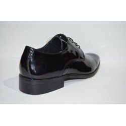 LUISETTI: Zapato de charol negro.