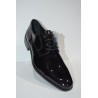 LUISETTI: Zapato de charol negro.